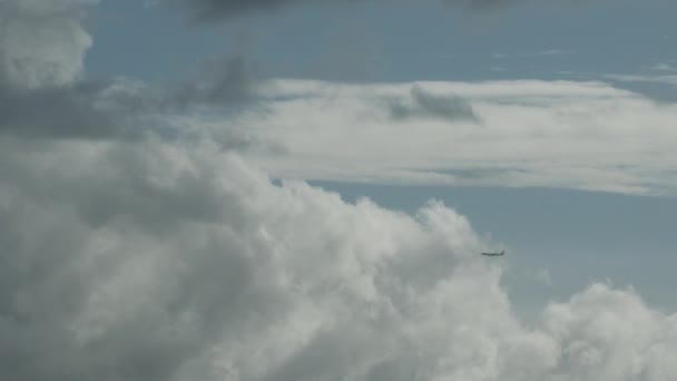 Samolot Pochmurnym Niebie Oddali Przelatuje Przez Chmury Piękne Neutralne Tło — Wideo stockowe