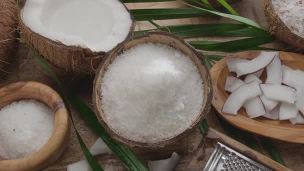 Świeże Otwarte Orzechy Kokosowe Wraz Płatkami Kokosowymi Plasterkami Liśćmi Kokosów — Wideo stockowe