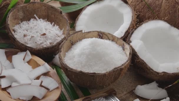 코코넛 플레이크 코코넛 신선한 코코넛이 천천히 테이블에 회전하고 있습니다 — 비디오