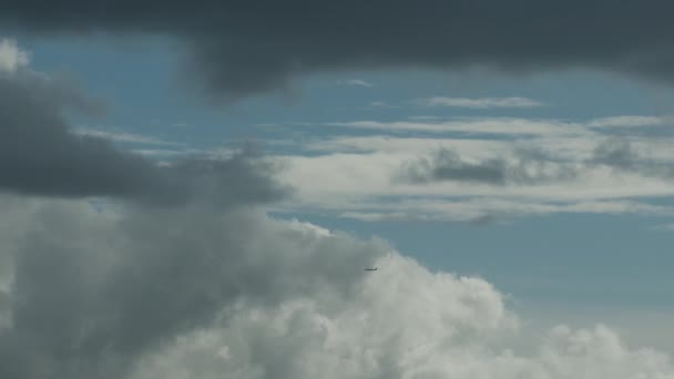 Ένα Αεροπλάνο Ένα Συννεφιασμένο Ουρανό Απόσταση Πετά Μέσα Από Σύννεφα — Αρχείο Βίντεο