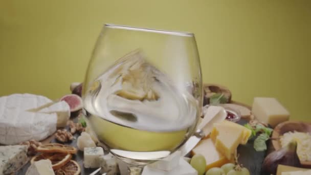 Degustazione Vino Bianco Con Varietà Formaggi Fette Con Frutta Menta — Video Stock