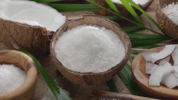 Färska Öppnade Kokosnötter Tillsammans Med Kokosflingor Skivor Och Kokosblad Roterar — Stockvideo