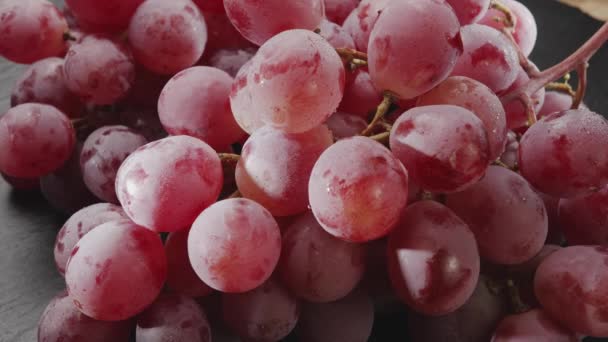 Rijpe Cluster Van Roze Druiven Langzaam Bewegen Het Frame Een — Stockvideo