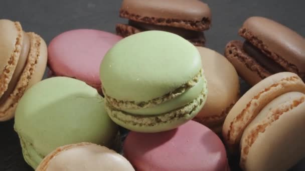 Francia Macaroons Sütemények Lassan Mozognak Keretben Nagyszerű Élelmiszer Háttér Projektek — Stock videók