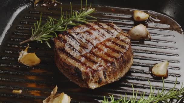 Der Pfanne Gebratenes Ribeye Steak Wird Durch Feuer Auf Der — Stockvideo