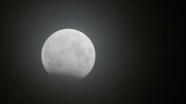 28 Ekim 2023 'te kısmi ay tutulması. Ay Dünya 'nın gölgesine düştü..