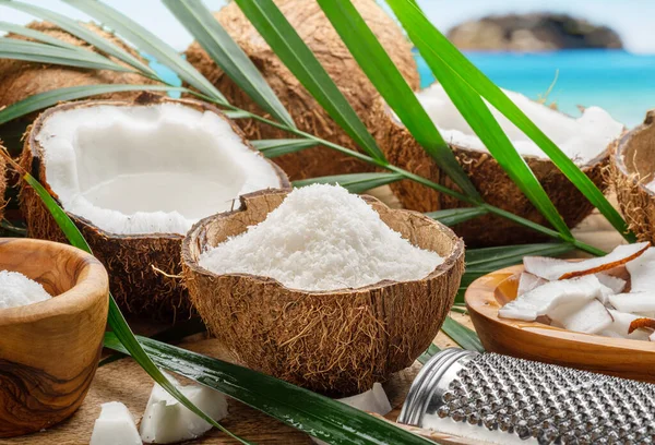 Färska Öppnade Kokosnötter Tillsammans Med Kokosskivor Flingor Och Kokosblad Exotisk — Stockfoto