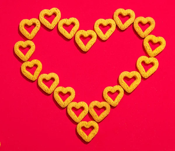 Pequeñas Galletas Amarillas Forma Corazón Conforman Gran Corazón Sobre Fondo — Foto de Stock