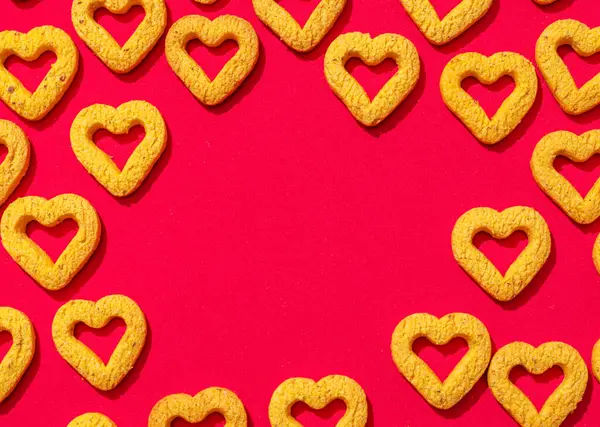 Pequenos Biscoitos Forma Coração Fundo Vermelho Belo Fundo Para Dia — Fotografia de Stock