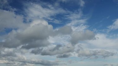 Mavi gökyüzünde güzel bulutların hareketi, hızlandırılmış video. Projeleriniz için güzel bir çevre..