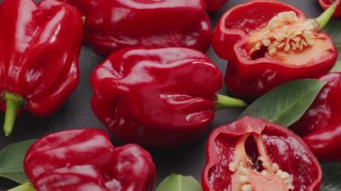 Habanero biberli kırmızı kırmızı kırmızıbiberli habanero biberleri çerçeve boyunca yavaşça ilerler. Projeleriniz için sebze biberi arka planınız güzelmiş..