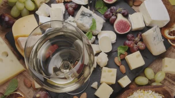 Glas Witte Wijn Met Een Verscheidenheid Aan Gesneden Kazen Met — Stockvideo