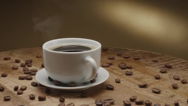 Biała Filiżanka Kawy Drewnianym Stole Ziarnami Kawy Rosnąca Para Powoli — Wideo stockowe