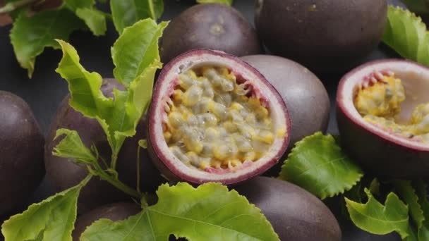 Zralé Vášeň Ovoce Vášeň Ovoce Semena Passionfruit Listy Pomalu Pohybovat — Stock video