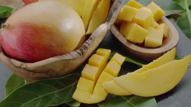 Rijp Mangovruchten Met Plakjes Mangobladeren Langzaam Het Frame Een Grijze — Stockvideo