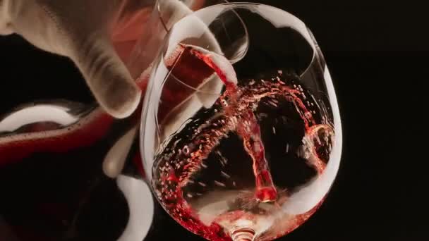 Kırmızı Şarap Siyah Arka Plandaki Bir Bardağa Dökülüyor Yavaş Çekim — Stok video