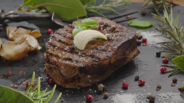 Vařený Grilovaný Ribeye Steak Šedém Servírovacím Kameni Máslem Párou Skvělé — Stock video