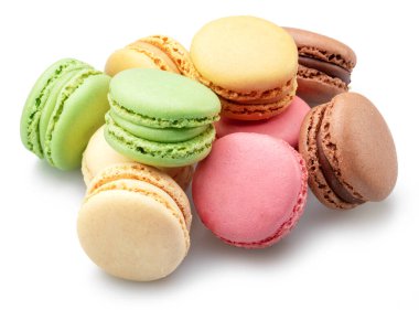 Beyaz arka plan üzerinde izole renkli Fransız macarons.