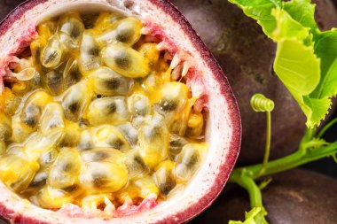 Olgun tutku meyveleri tutku meyveleri meyve tohumları ve tutku meyveleri gri bir taş masanın üzerinde. Projeleriniz için egzotik meyve arka planı.. 