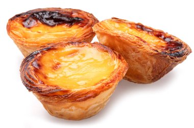 Beyaz arkaplanda izole edilmiş Pastel de nata turtaları. 