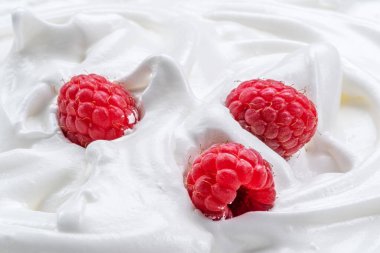 Yoğurtta ya da kremada taze ahududu. Üst görünüm.