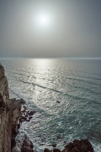 Costa Rocciosa Oceano Luce Del Sole Risplendono Attraverso Lacune Nelle — Foto Stock