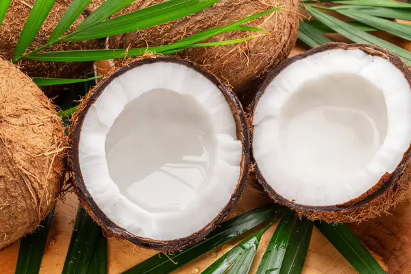 Färska Öppnade Kokosnötter Tillsammans Med Hela Kokosnötter Och Kokosblad Ett — Stockfoto