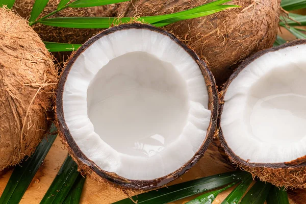 Verse Geopende Kokosnoten Samen Met Hele Kokosnoten Kokosbladeren Een Houten — Stockfoto