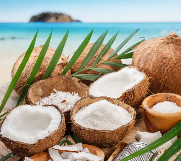 Verse Geopende Kokosnoten Samen Met Kokosnootschijfjes Vlokken Kokosbladeren Exotische Oceaanachtergrond — Stockfoto