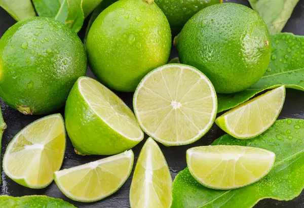Fruits Lime Mûrs Avec Des Tranches Des Feuilles Lime Sur — Photo