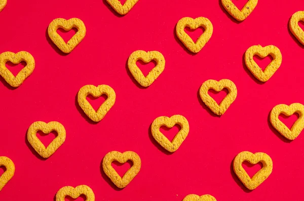 Piccoli Biscotti Forma Cuore Sfondo Rosso Bellissimo Sfondo San Valentino — Foto Stock
