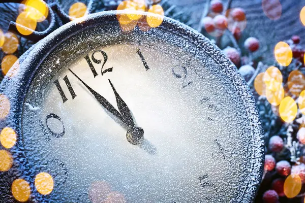 Aftellen Kerst Middernacht Kerst Klok Bedekt Met Verse Sneeuw Toont — Stockfoto
