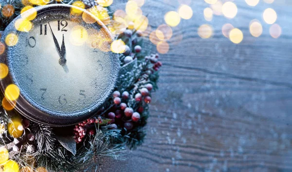 Noel Geceyarısı Geri Sayımı Taze Karla Kaplı Noel Saati Beşten — Stok fotoğraf