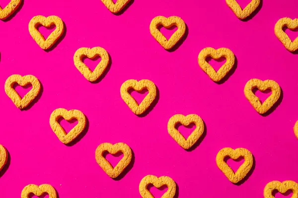 Kleine Gele Hartvormige Koekjes Een Roze Achtergrond Een Prachtige Achtergrond — Stockfoto