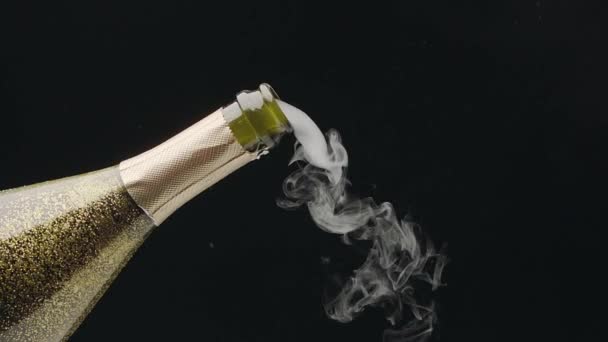 蒸汽慢慢地从打开的香槟酒瓶的颈部流出 然后是香槟酒泡沫 慢镜头 黑色背景 — 图库视频影像
