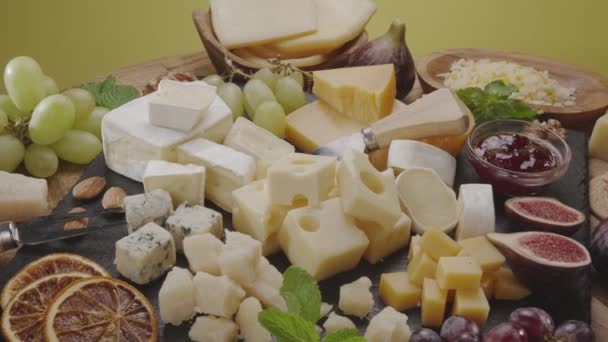 Variety Sliced Cheeses Fruits Mint Nuts Cheese Cutting Knives Slowly — Stock Video