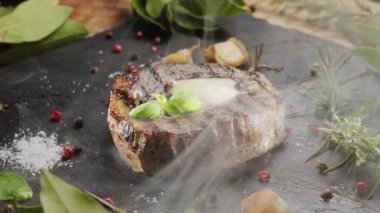 Gri servis taşında ızgara pirzola bifteği ve tereyağı ve buharla pişirilmiş. Projeleriniz için harika yemek arkaplanı..