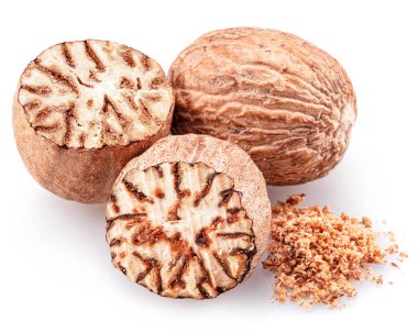 Nutmeg ve zemin hindistan cevizi yığını beyaz arkaplanda izole edildi. 
