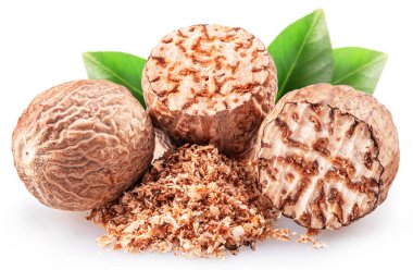 Nutmeg ve zemin hindistan cevizi yığını beyaz arkaplanda izole edildi. 