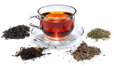 Bir fincan çay ve bir yığın kuru çay. Yakın çekim..