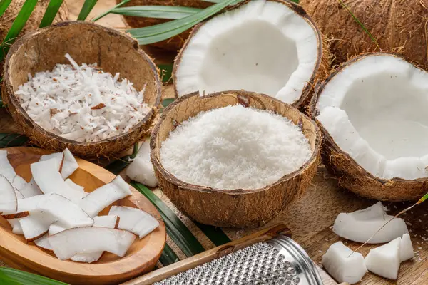 Färska Öppnade Kokosnötter Tillsammans Med Kokosskivor Flingor Och Kokosblad Ett — Stockfoto