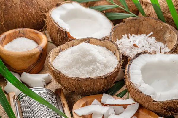 Färska Öppnade Kokosnötter Tillsammans Med Kokosskivor Flingor Och Kokosblad Ett — Stockfoto