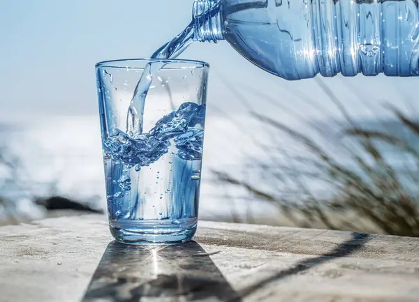 Despeje Água Copo Garrafa Plástico Natureza Fundo — Fotografia de Stock