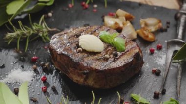 Gri servis taşında ızgara pirzola bifteği ve tereyağı ve buharla pişirilmiş. Projeleriniz için harika yemek arkaplanı..