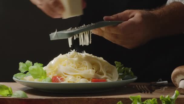 Kuchař Strouhání Sýr Čerstvě Připravené Jídlo Vařenými Nudlemi Tradiční Italské — Stock video