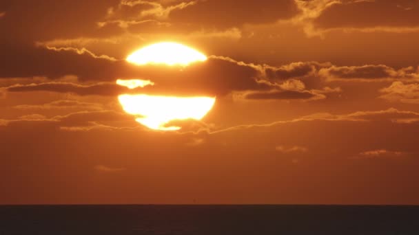 Vacker Kväll Solnedgång Med Stor Sol Och Moln Atlanten Vid — Stockvideo