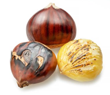 Beyaz arka planda izole edilmiş kestaneli kestaneler. Projeleriniz için harika yemek arkaplanı..