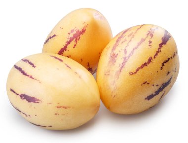 Pepino kavunları ya da pepino dulce beyaz arka plan. Dosya kırpma yolu içeriyor.