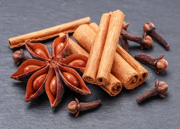 Lots Three Spices Mulled Wine Star Anise Cinnamon Clove Macro — Stock Photo, Image