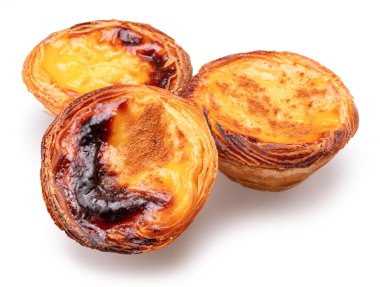 Beyaz arkaplanda izole edilmiş Pastel de nata turtaları. 